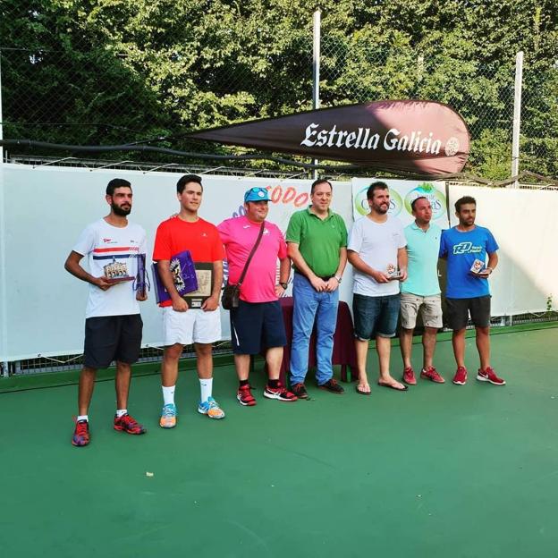 El alcalde, en el centro, con los ganadores del torneo de tenis. 