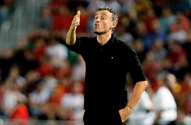 Luis Enrique, ayer, dando instrucciones a sus futbolistas. 