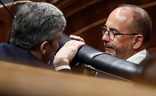 El portavoz del PDeCAT en el Congreso, Carles Campuzano, conversa con el minsitro del Interior, Fernando Grande-Marlaska. 
