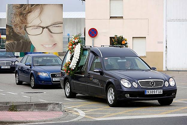 El coche fúnebre abandona el tanatorio de Jarrio, donde se celebró ayer la despedida de la joven franquina, en dirección al cementerio de Miudes; arriba, a la izquierda, Yésica Menéndez.