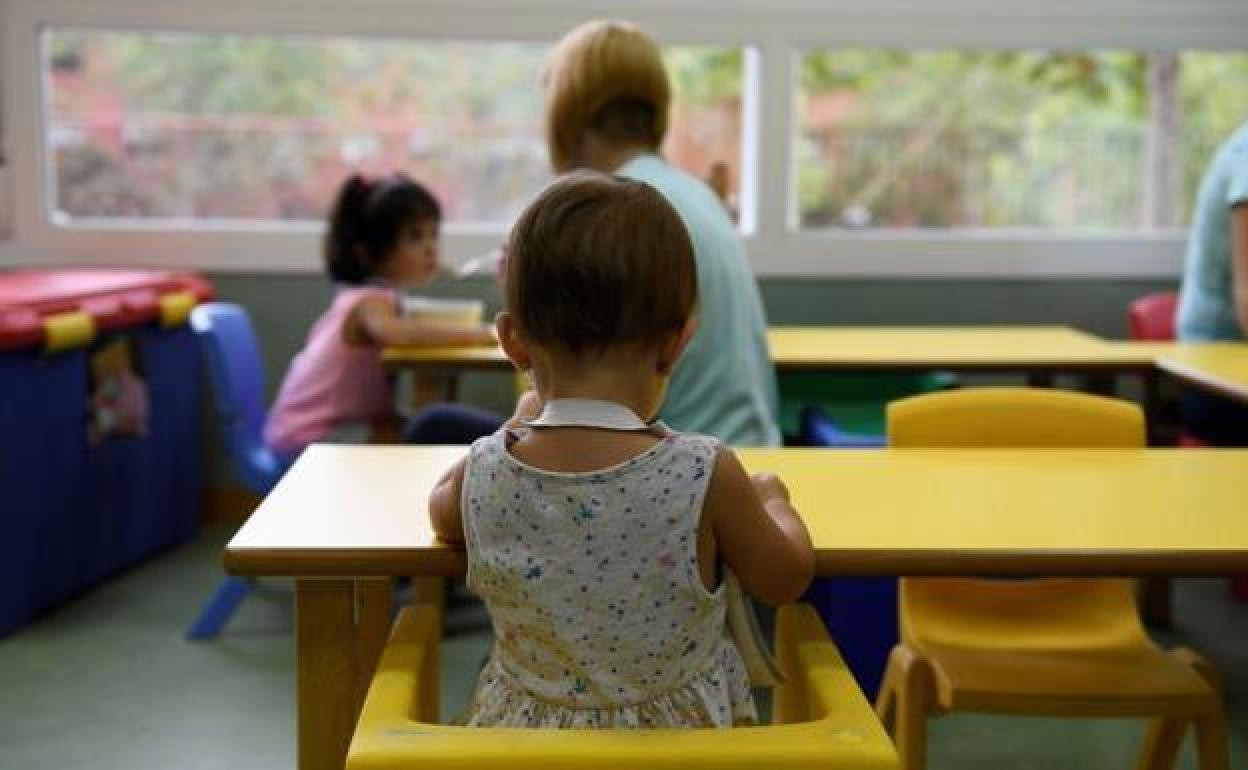 Una niña de corta edad, en una escuela. 