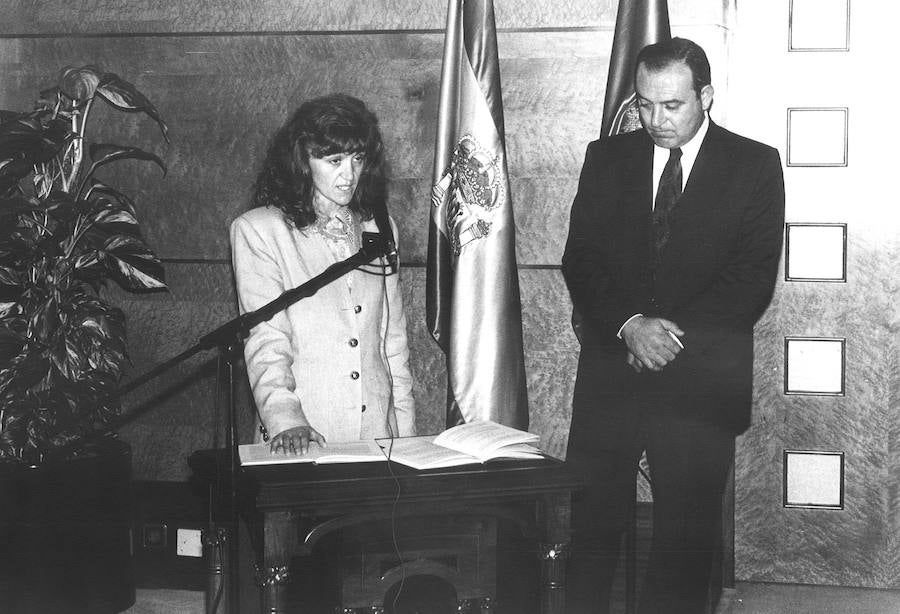 1993. María Luisa Carcedo promete su cargo como consejera de Medio Ambiente ante el entonces presidente Juan Luis Rodríguez Vigil.