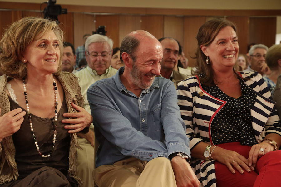 2013. María Luisa Carcedo, junto a Alfredo Pérez Rubalcaba en un mitin en Llanes.