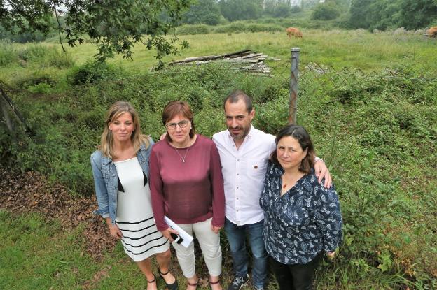 Graciela Blanco, Pilar Varela, Ángel García y Natividad Álvarez junto a los terrenos en que se construirá la residencia. 