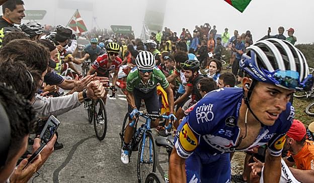 Enric Mas, Valverde y Yates, durante los metros finales de la etapa de ayer que terminó en Oiz. 