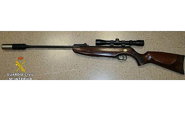 Arma modificada para efectuar los disparos.