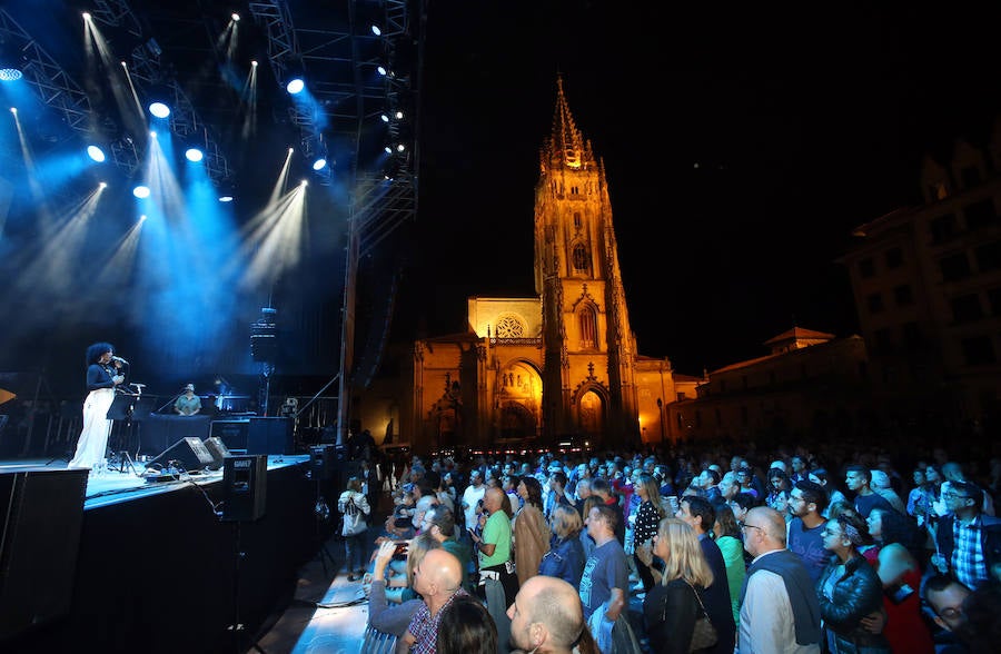 La artista sueca inauguró el escenario de la plaza de la Catedral, en el que presentó 'Kong', su último lanzamiento, además de recordar sus temas más exitosos.