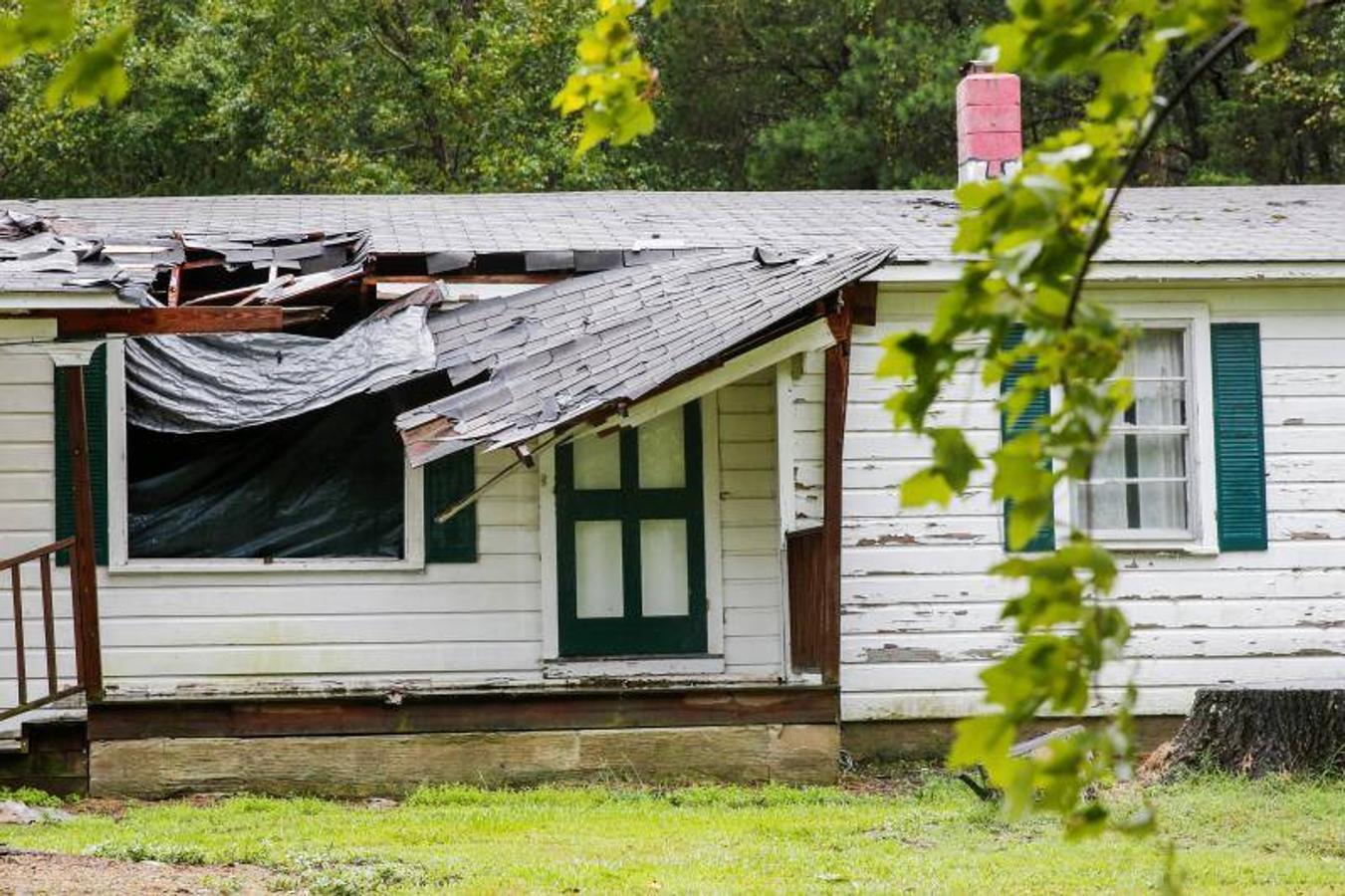 El techo de una casa derrumbado a causa del huracán.