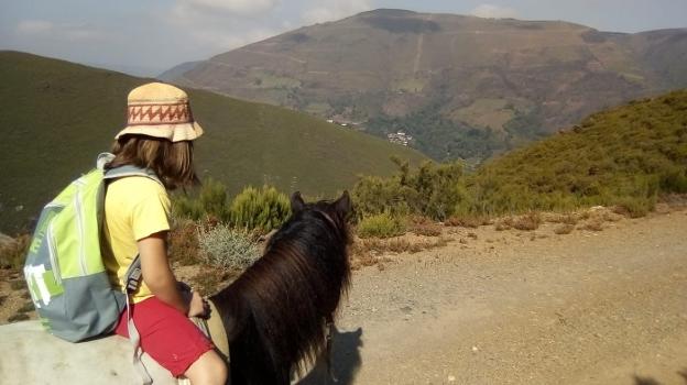 Yurema Fadón, a lomos de 'Toral', recorrió el camino a la parada. 