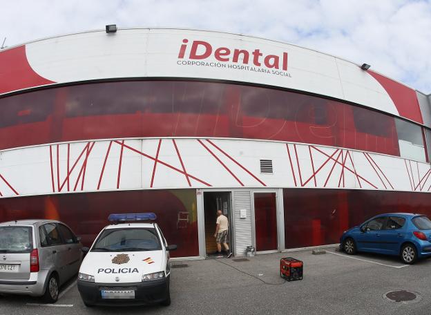 La Policía Nacional durante el registro de ayer en la clínica iDental, en la avenida de los Campones, en Tremañes. 