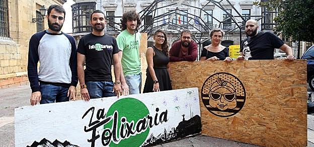 Miembros de La Folixaria y La Mateína, con sus respectivos carteles en La Corrada del Obispo, sede de estos dos chiringuitos. 