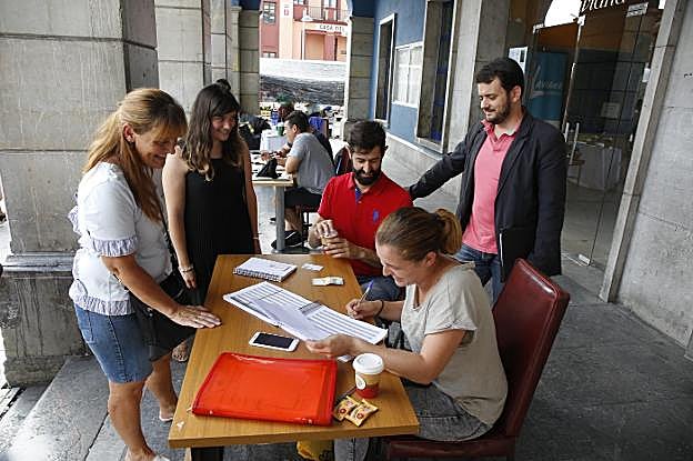 Varios vecinos se inscriben en la asociación. 