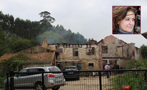 La vivienda, ubicada en la parroquia gozoniega de Condres, quedó destrozada por las llamas. En el recuadro, María Valenzuela.
