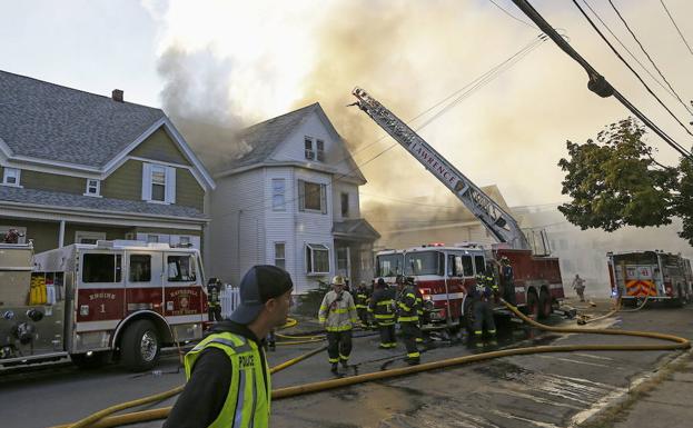 Bomberos combaten un incendio en Lawrence, Massachusetts. 