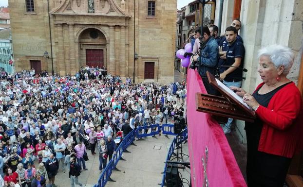 Concha Quirós lee el pregón de San Mateo ante una abarrotada plaza del Ayuntamiento de Oviedo.