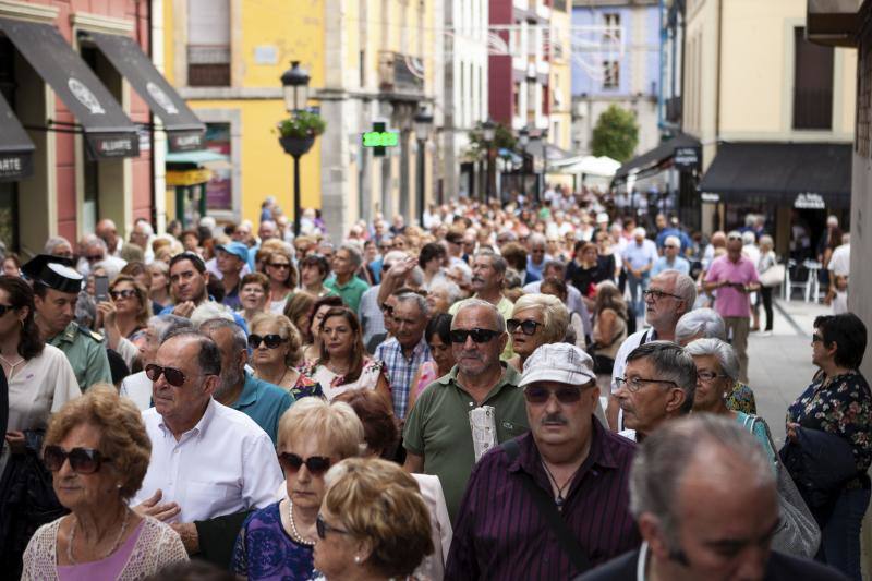 Candás ha celebrado el día grande de las fiestas de El Cristo, cuya procesión por el centro de la villa marinera ha sido seguida por centenares de personas. 