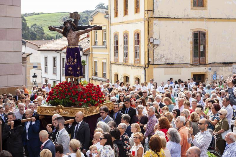Candás ha celebrado el día grande de las fiestas de El Cristo, cuya procesión por el centro de la villa marinera ha sido seguida por centenares de personas. 
