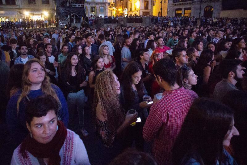 La banda madrileña y la cantante gaditana llenaron la plaza de la Catedral en la segunda noche de conciertos del fiestas de San Mateo.