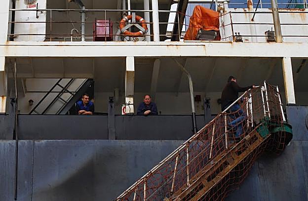 La tripulación del 'Severnaya Zemlya' lleva cuatro meses retenida en Avilés. 