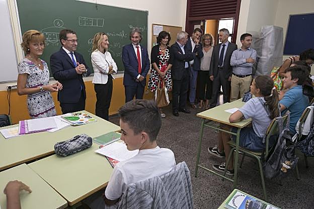 Navia. Alonso, con la directora del IES Galileo Galilei, Eva González (tercera por la izquierda), saluda a un grupo de Biología bilingüe. 