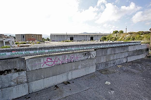 Precinto de la Guardia Civil en las antiguas naves. 