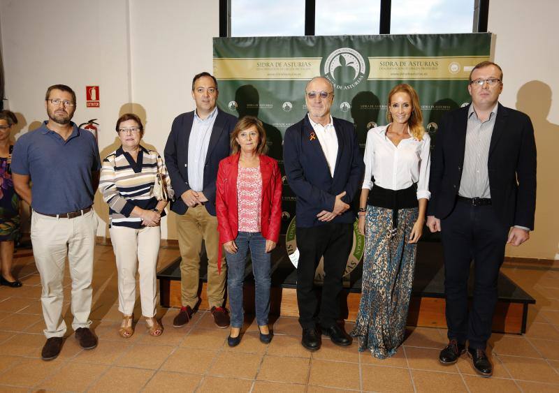 Sandra Ibarra y el actor Roberto Álvarez acudieron al llagar Castañón en Quintueles, escenario en el que el Consejo Regulador anunció la creación de una escuela de supervivientes de la enfermedad.