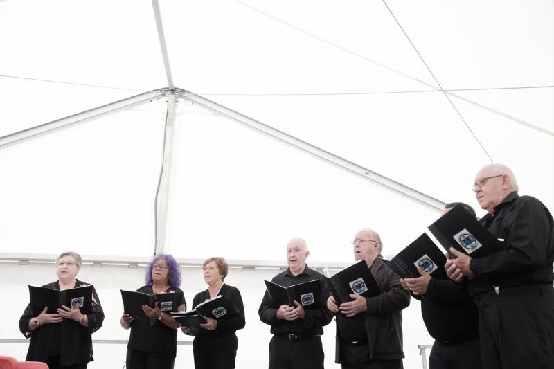 La Coral La Corredoria, el Coro Vetusta y el Coro Reconquista ofrecieron un recital en el Paseo del Bombé durante el vermú en el Campo organizado con motivo de las fiestas de San Mateo.
