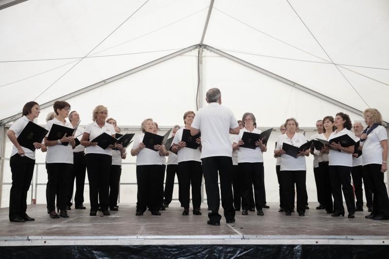 La Coral La Corredoria, el Coro Vetusta y el Coro Reconquista ofrecieron un recital en el Paseo del Bombé durante el vermú en el Campo organizado con motivo de las fiestas de San Mateo.