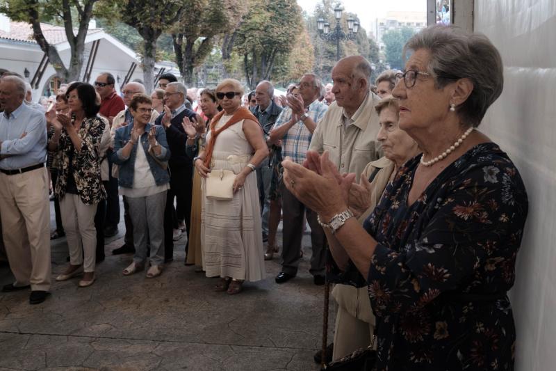 La Coral La Corredoria, el Coro Vetusta y el Coro Reconquista ofrecieron un recital en el Paseo del Bombé durante el vermú en el Campo organizado con motivo de las fiestas de San Mateo.