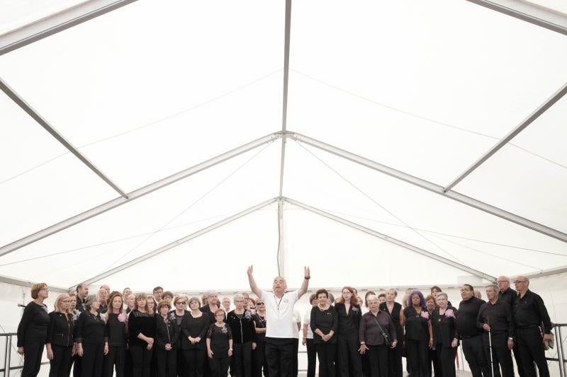 La Coral La Corredoria, el Coro Vetusta y el Coro Reconquista ofrecieron un recital en el Paseo del Bombé durante el vermú en el Campo organizado con motivo de las fiestas de San Mateo.