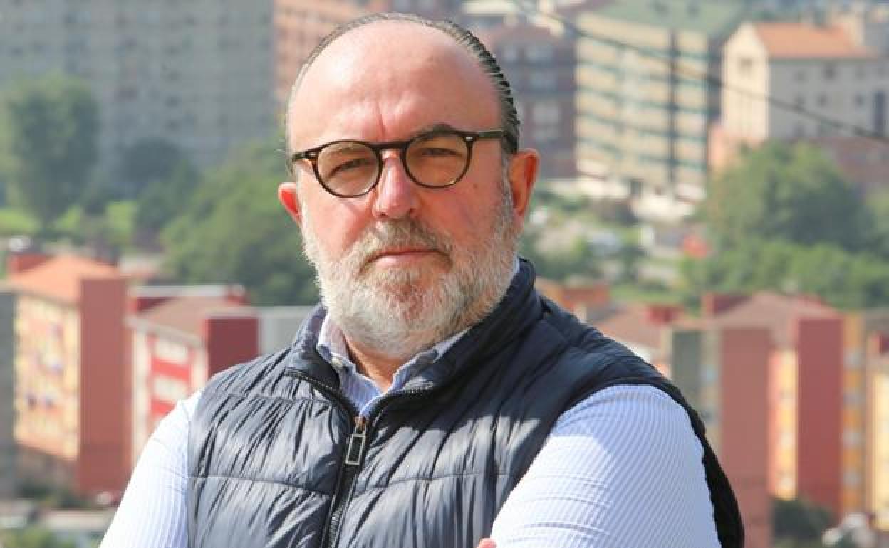 Vicente Pañeda, en el entorno de la iglesia parroquial de San Martín de Laspra. 