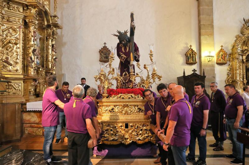 Cientos de personas han celebrado el día grande de las fiestas del Ecce Homo de Noreña, en el que la imagen ha sido llevada en procesión por la villa. 