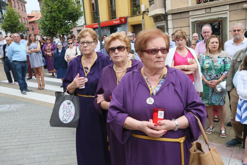 Cientos de personas han celebrado el día grande de las fiestas del Ecce Homo de Noreña, en el que la imagen ha sido llevada en procesión por la villa. 