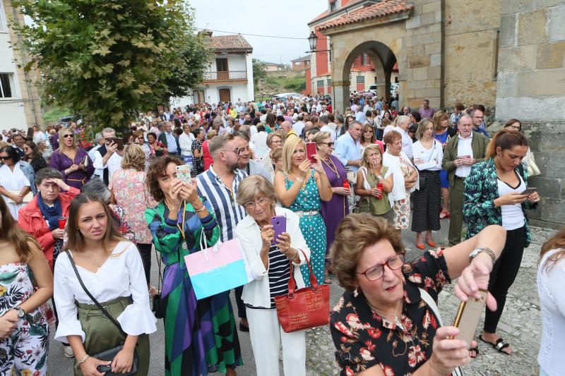 Cientos de personas han celebrado el día grande de las fiestas del Ecce Homo de Noreña, en el que la imagen ha sido llevada en procesión por la villa. 