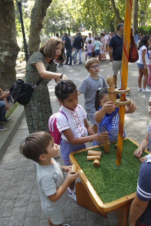 Juegos tradicionales, títeres y conciertos infantiles hacen las delicias de los más pequeños en el Campo de San Francisco.
