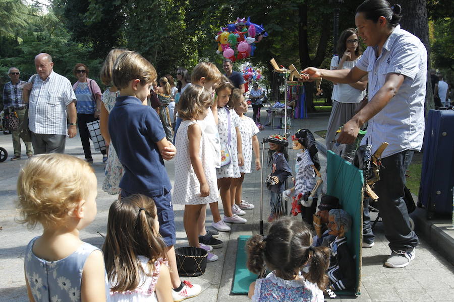 Juegos tradicionales, títeres y conciertos infantiles hacen las delicias de los más pequeños en el Campo de San Francisco.