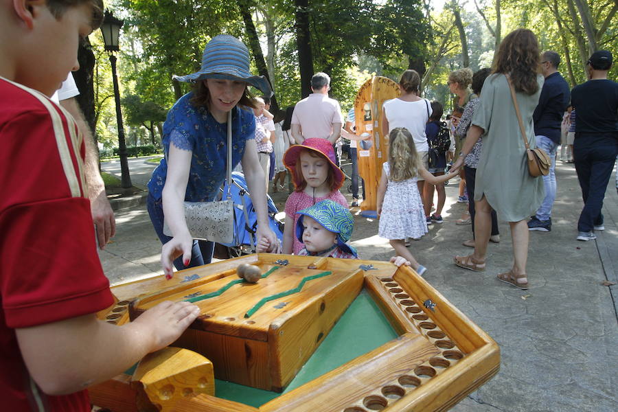 Juegos tradicionales, títeres y conciertos infantiles hacen las delicias de los más pequeños en el Campo de San Francisco.