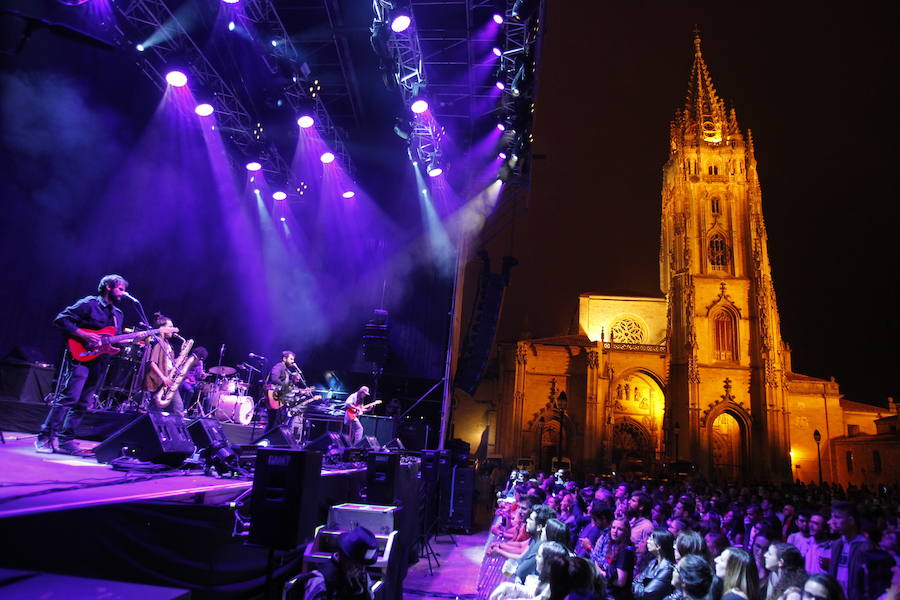 La banda llena la plaza de la Catedral en la presentación de 'Autoterapia' después de que el grupo asturiano Alberto & García abriese la tercera noche mateína con los temas de su última gira, 'Buen salvaje'