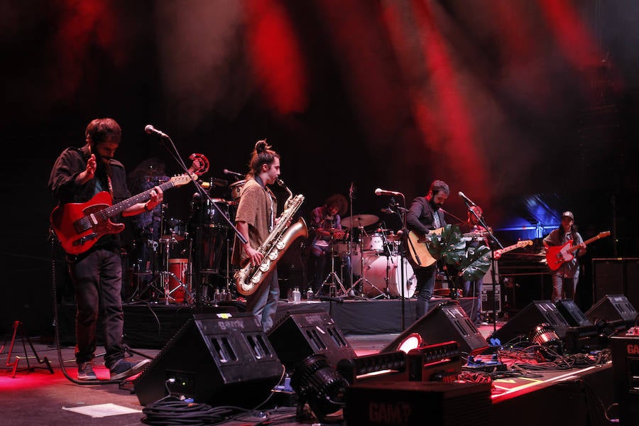 La banda llena la plaza de la Catedral en la presentación de 'Autoterapia' después de que el grupo asturiano Alberto & García abriese la tercera noche mateína con los temas de su última gira, 'Buen salvaje'