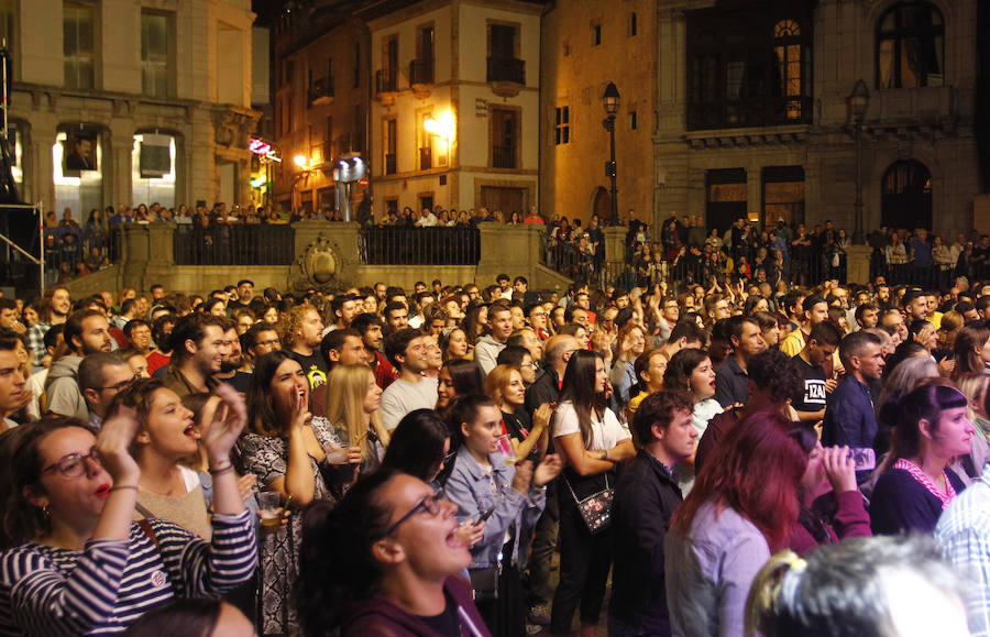 La banda llena la plaza de la Catedral en la presentación de 'Autoterapia' después de que el grupo asturiano Alberto & García abriese la tercera noche mateína con los temas de su última gira, 'Buen salvaje'