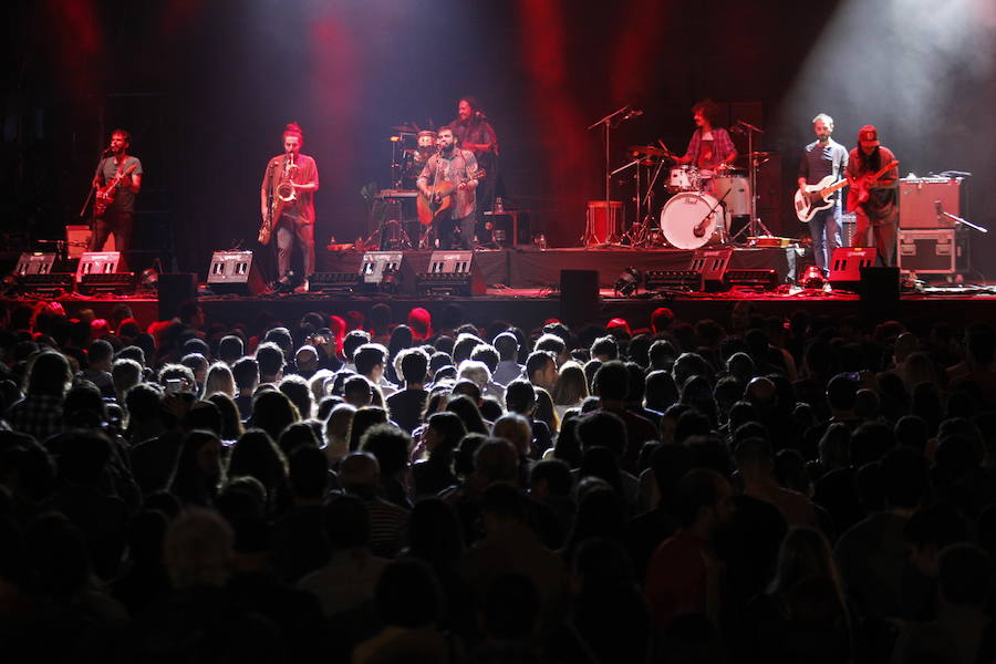 La banda llena la plaza de la Catedral en la presentación de 'Autoterapia' después de que el grupo asturiano Alberto & García abriese la tercera noche mateína con los temas de su última gira, 'Buen salvaje'