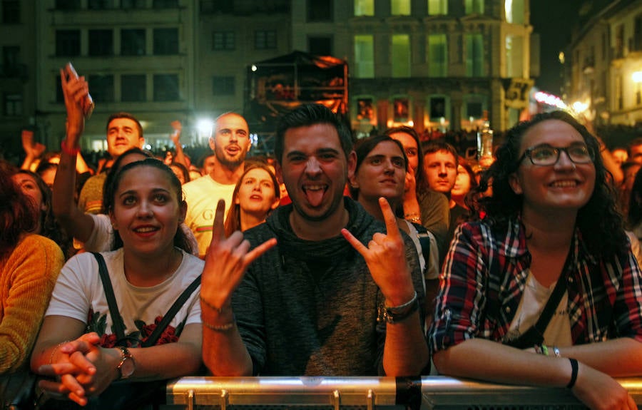 La banda llena la plaza de la Catedral en la presentación de 'Autoterapia' después de que el grupo asturiano Alberto & García abriese la tercera noche mateína con los temas de su última gira, 'Buen salvaje'