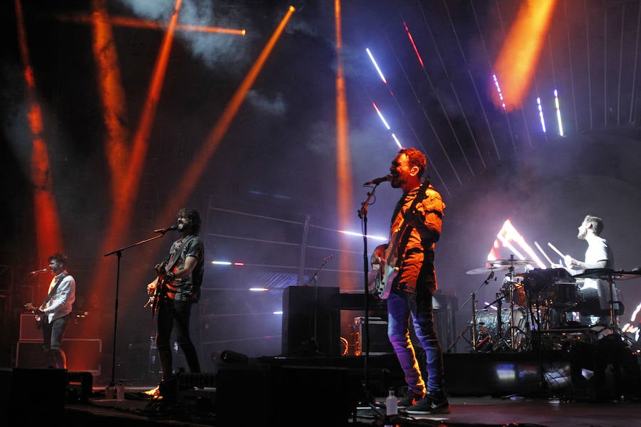 La banda llena la plaza de la Catedral en la presentación de 'Autoterapia' después de que el grupo asturiano Alberto & García abriese la tercera noche mateína con los temas de su última gira, 'Buen salvaje'