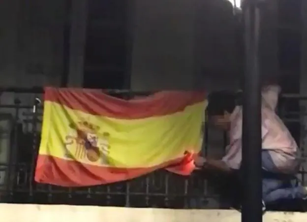 Tras subirse a este balcón del Rosal, el joven encendió el mechero e intentó quemar la bandera. 