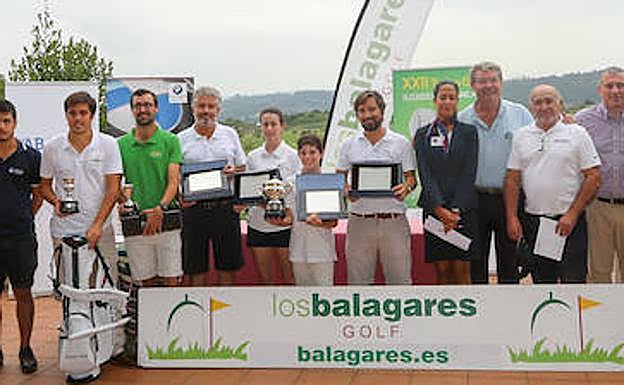 Goyo Ezama, Marcos Lamas, Rosa Martínez, Manuel Gallego, Ramón González, Antón Viñuela, Vicente Lebrón, Lara Gutiérrez, Manuel Fernández Pérez-Ricarte, Santiago Gandarías, Gregorio Fuentevilla, Óscar Fernández, José María Jardón, Jorge Rosales y Andrés Muñiz posan en la tradicional foto de familia tras la clausura. 