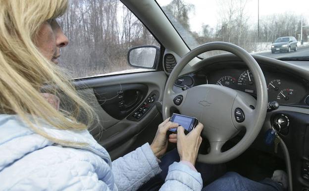 Tráfico equipara el uso del móvil al volante con el consumo de alcohol