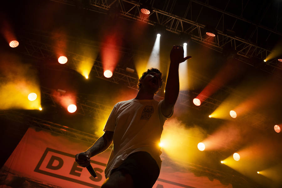 Rap metal para empezar la noche del lunes en San Mateo ante una legión de seguidores y, tras Strawberry y su banda, el grupo asturiano de punk aceleró al público congregado en la plaza de la Catedral.