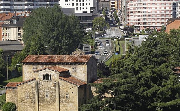 San Julián de los Prados, junto a la autopista. 