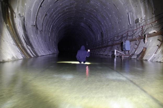 Una persona, en el interior del túnel del Metrotrén. 