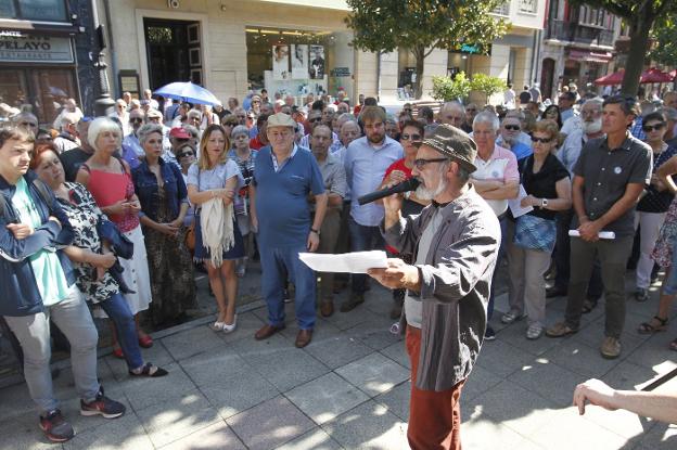 Un momento de la concentración de los pensionistas frente a la Junta General, en Oviedo. 